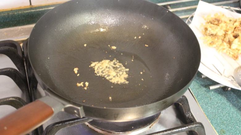 香炒炸牡蛎,炒锅热油后,放入姜末炒出香味。