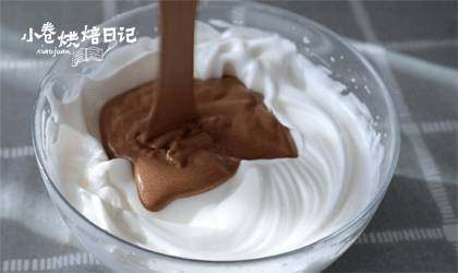给圣诞节带来一圈圈好运的树桩蛋糕,你一定不想错过,将翻拌好的面糊倒回剩余的蛋白糊中,翻拌均匀,得到非常细腻顺滑的面糊。