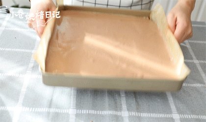 给圣诞节带来一圈圈好运的树桩蛋糕,你一定不想错过,将拌好的面糊倒入铺有油纸的烤盘中,用刮板将表面刮平,铺匀后用手轻拍烤盘,振出气泡。