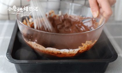 给圣诞节带来一圈圈好运的树桩蛋糕,你一定不想错过,开始制作巧克力甘那许,苦甜巧克力币(这里使用的是可可浓度为65%的巧克力币)中加入淡奶油,隔水融化,放凉备用。