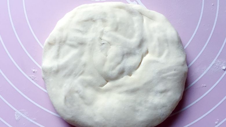 萝卜丝饼,用手掌轻轻压扁,再稍稍擀薄。