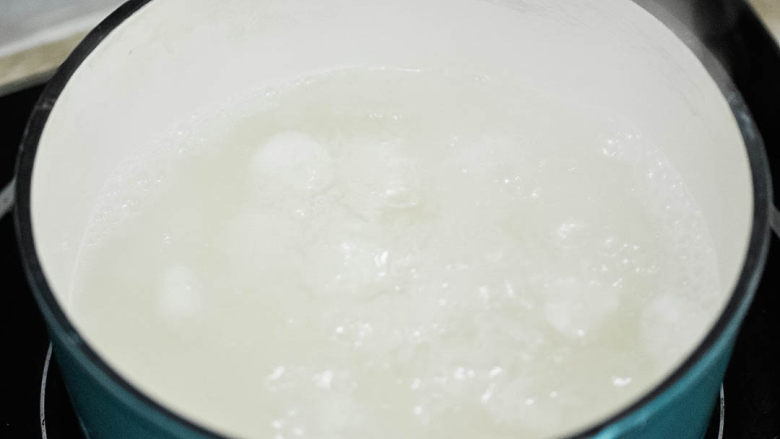圆子白果羹,水加热煮开,放入圆子煮。