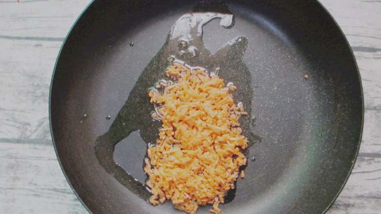 炒饭版肉松长棍面包,锅内放入少许油,放入胡萝卜丁翻炒