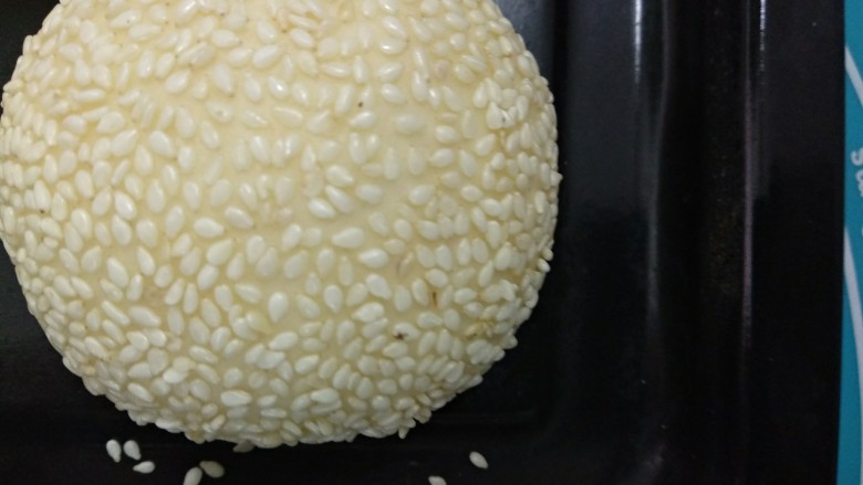 芝士汉堡,盖上保鲜膜放置温暖处发酵至原来两倍大。放入预热好的烤箱中层,上下火170度,25分钟左右即可。(具体时间根据自家烤箱脾气调整)