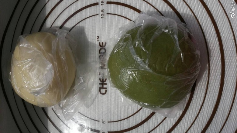 西瓜酥,抹茶油皮同样揉到扩展阶段,装袋醒30分钟