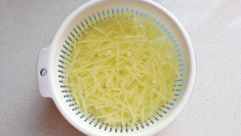 火腿土豆烘蛋,切好的土豆丝用清水冲洗后沥干备用;
