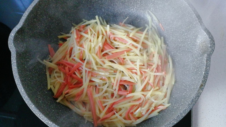 火腿土豆烘蛋,炒至土豆丝变软状态;