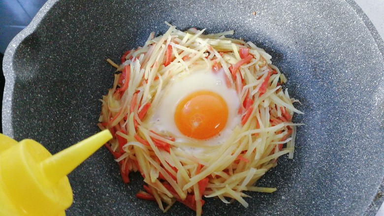 火腿土豆烘蛋,煎制期间可以在周围挤上少许食用油;
