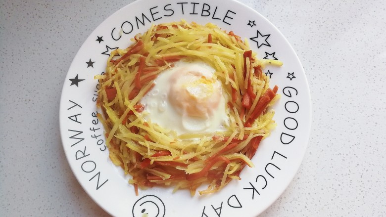 火腿土豆烘蛋,煎制期间可以在周围挤上少许食用油;
