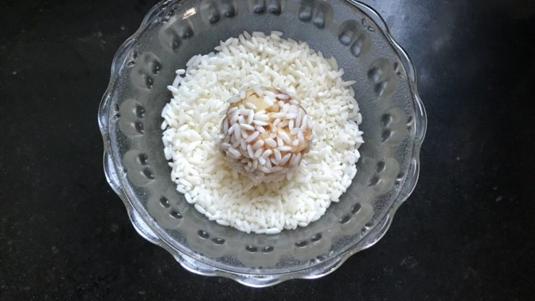 珍珠藕圆,取一小勺肉馅搓圆放进沥干水的大米里滚一圈,使其均匀的裹上一层大米
