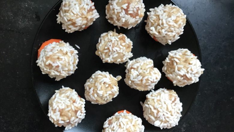 珍珠藕圆,搓好的肉丸,凉水入锅,大火蒸20分钟,锅开后计时,焖5分钟后再掀盖