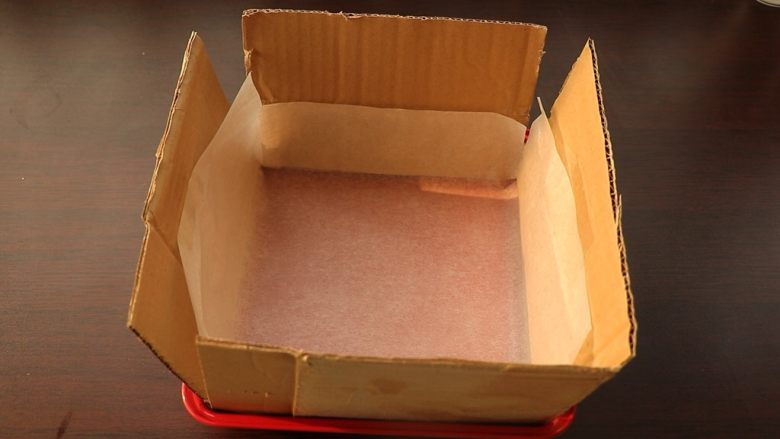 古早味蛋糕,模具铺油纸,四周加纸板,便于支撑面糊爬升
