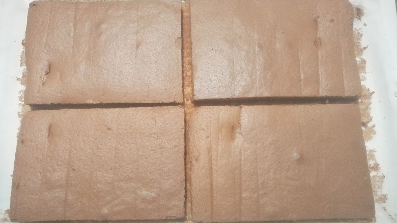 奥利奥奶油盒子蛋糕,然后把晾凉的蛋糕,按你所用盒子的尺寸切成合适的大小备用;