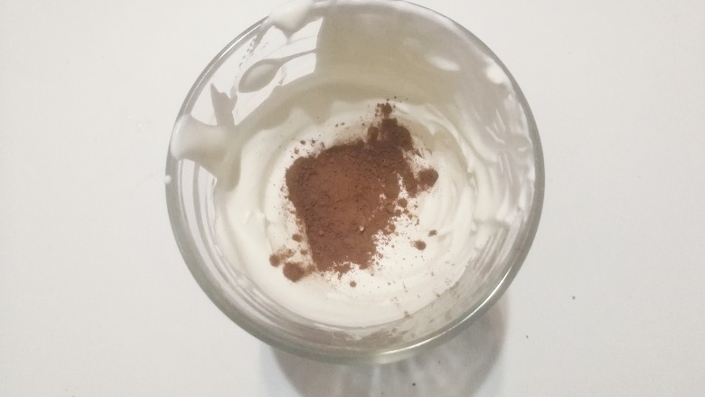 奥利奥奶油盒子蛋糕,取少许可可粉加入小份奶油中,继续打发至硬性状态;