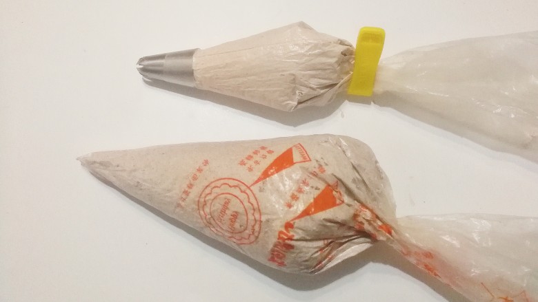 奥利奥奶油盒子蛋糕,把两份打发的的奶油分别装入裱花袋,小份的先装上一个裱花嘴;