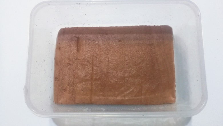 奥利奥奶油盒子蛋糕,接着取一片蛋糕放入盒子中,刷上一层糖酒液;(可以不刷,这是个人喜好)