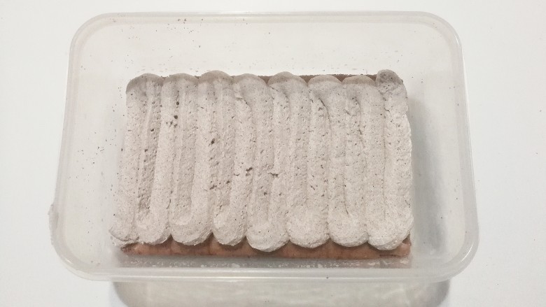 奥利奥奶油盒子蛋糕,接着挤上一层粤利奥奶油,再铺一层蛋糕片;(我铺的三片两层奶油夹心)
