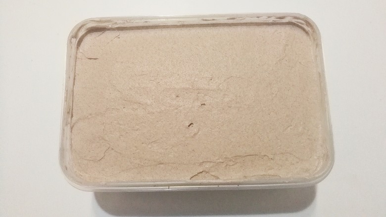 奥利奥奶油盒子蛋糕,最上面一层奶油挤好后用抹刀抹平;