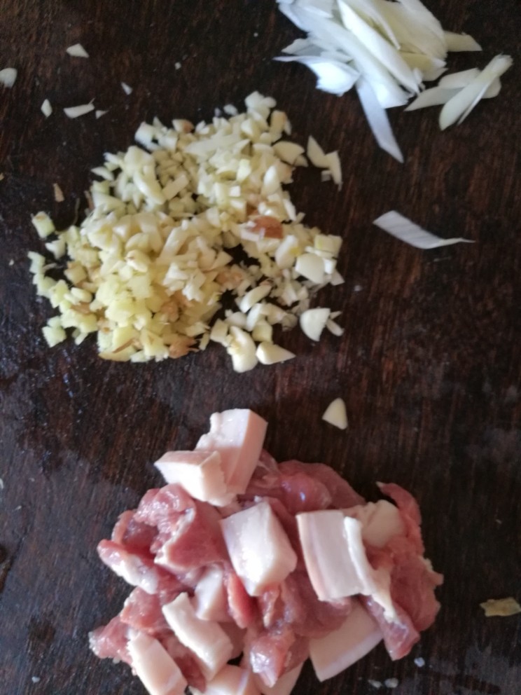 干豆角炒肉,<a style='color:red;display:inline-block;' href='/shicai/ 6081'>肉</a>切片,蒜和姜切末