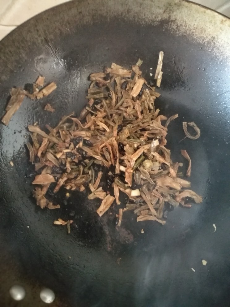 干豆角炒肉,豆豉，蒜姜爆香放豆角翻炒