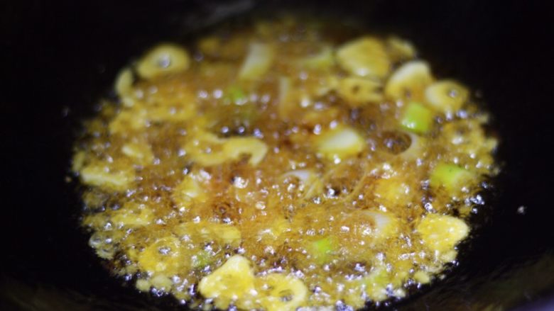 下饭菜🍆肉末茄子,葱姜蒜入锅,炒出香味后加入一勺豆瓣酱或者老干妈辣椒酱