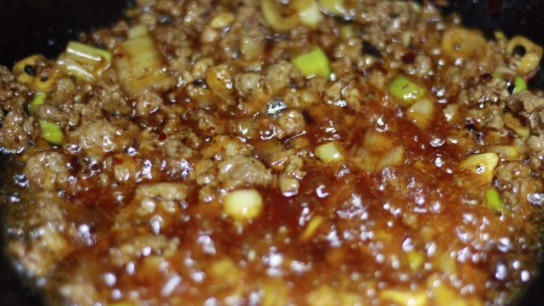 下饭菜🍆肉末茄子,将肉沫倒入,不断翻炒直至肉沫变白