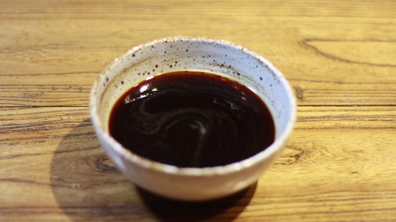 下饭菜🍆肉末茄子,准备半碗清水,依次加入少许醋、生抽、老抽,再加入一勺<a style='color:red;display:inline-block;' href='/shicai/ 10588'>糖</a>与少许淀粉,将其拌匀备用。