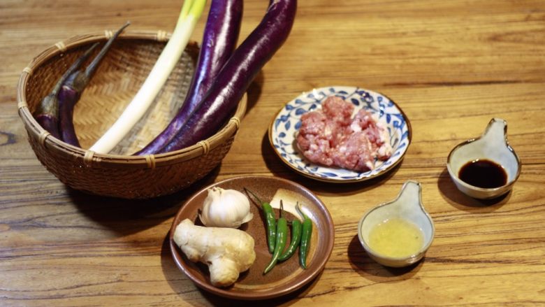 下饭菜🍆肉末茄子,首先准备好所有材料