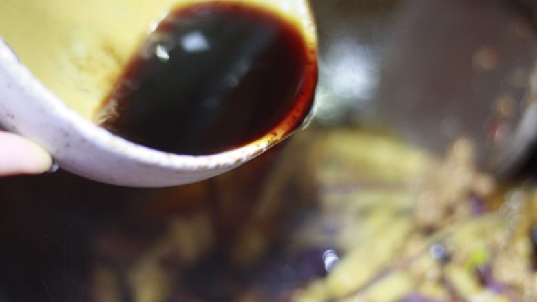 下饭菜🍆肉末茄子,将准备好的料汁倒入,翻炒一下