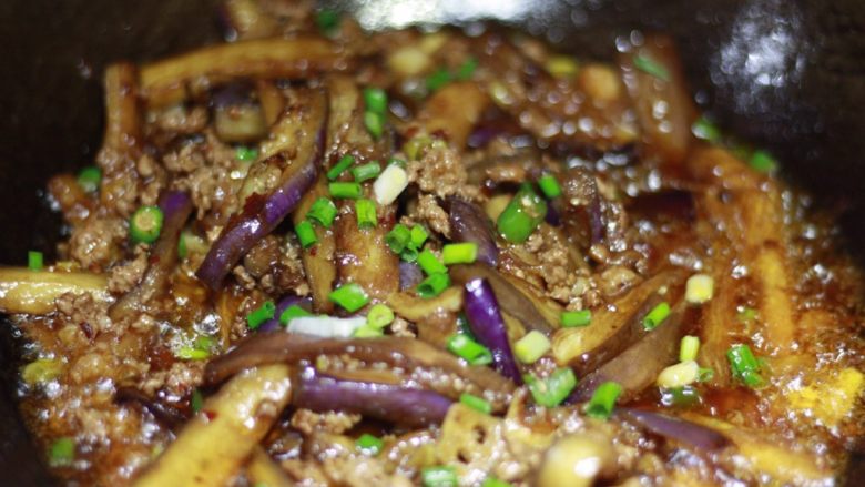 下饭菜🍆肉末茄子,加入<a style='color:red;display:inline-block;' href='/shicai/ 82'>小米椒</a>后继续翻炒,最后撒上葱花即可
