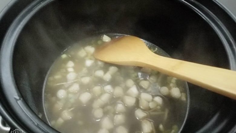砂锅瑶柱粥,加入泡瑶柱的水,