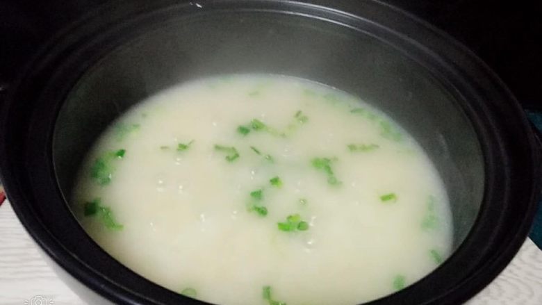 砂锅瑶柱粥,时间到关火,放葱绿