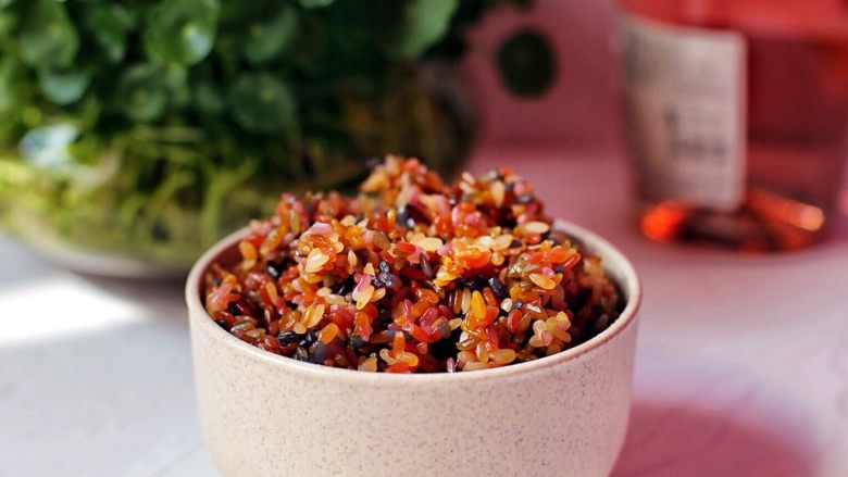 六色饭,蒸好的六色饭五彩缤纷,鲜艳诱人;天然色素对人体有益无害,各有清香,别有风味。不但色、香、味俱佳,还有滋补、健身、医疗、美容等作用。