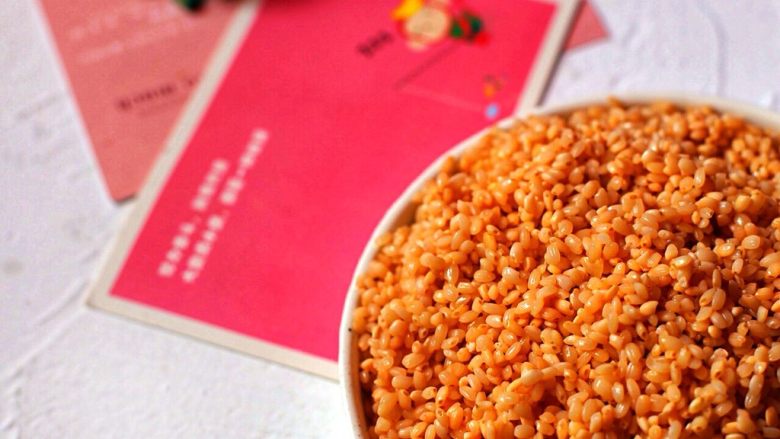 六色饭,苏木:先用水浸泡三小时,然后在煮,待水变凉滤汁泡2斤圆糯米4小时。