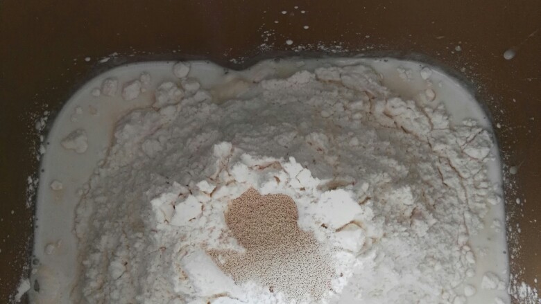 酸奶小熊面包,所有原料除盐和黄油外,放入面包机搅拌。