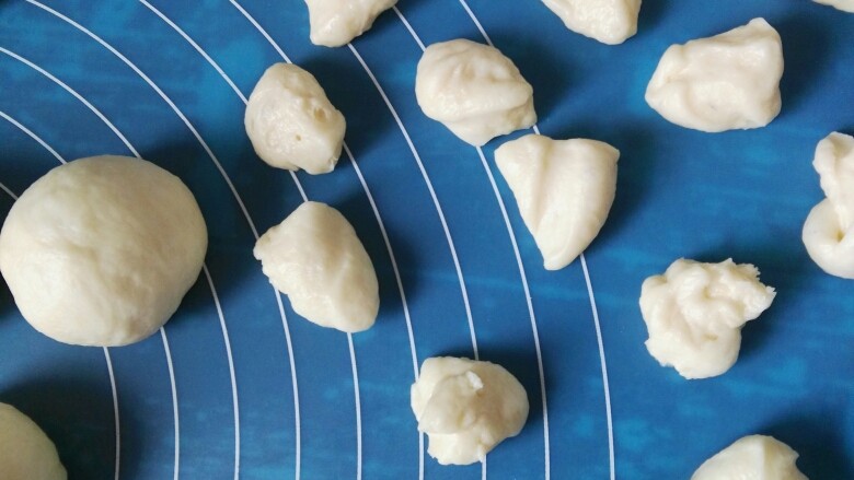 酸奶小熊面包,分24个3克左右的小面团(小熊的手和脚)