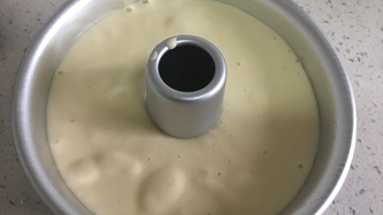 酸奶水果中空戚风蛋糕,倒入模具,用力猛摔几下