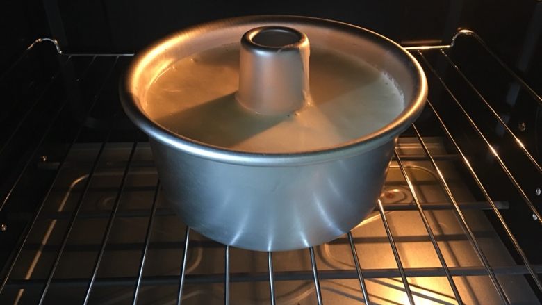 酸奶水果中空戚风蛋糕,烤箱预热
180度,35分钟