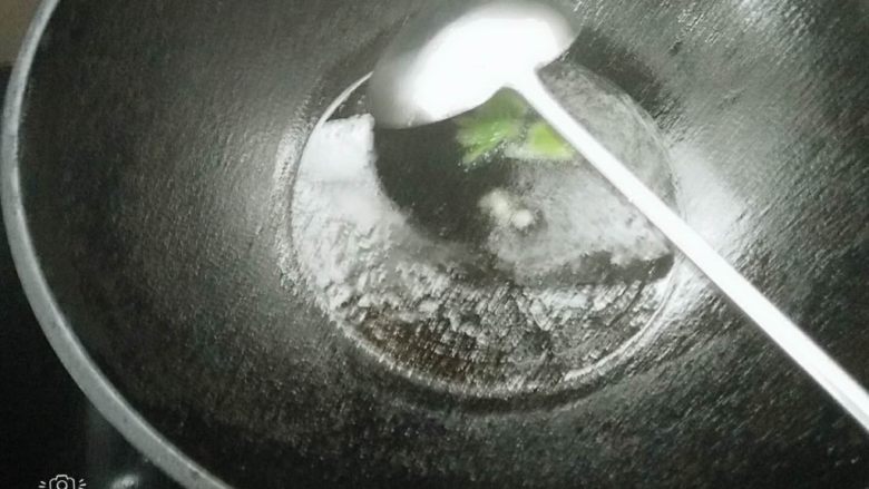 青红椒蒜香茄子,起锅热油,放一点葱花爆香