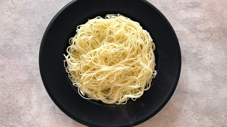 创意料理~甜橙五彩竹升面,将竹升面放入你喜欢的盘子里