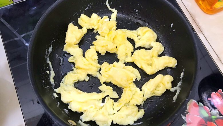 创意料理~甜橙五彩竹升面,迅速翻炒至鸡蛋结块,盛出备用