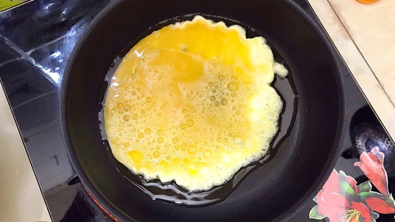创意料理~甜橙五彩竹升面,倒入鸡蛋液