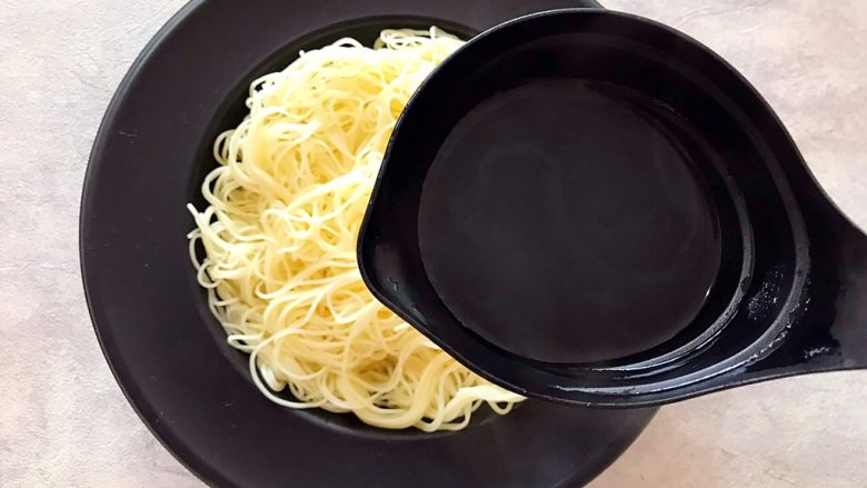 创意料理~甜橙五彩竹升面,加入适量之前煮面的汤