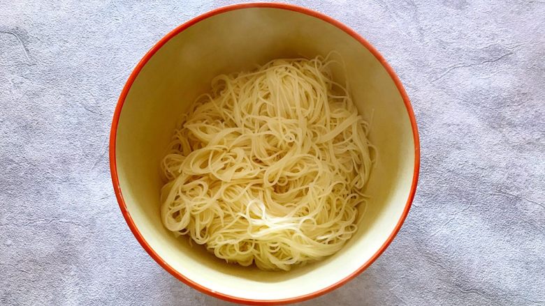 创意料理~甜橙五彩竹升面,煮好的竹升面捞起,汤先不要倒进去,放一边备用