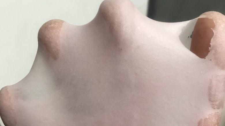 紫薯紫米核桃软欧,揉至扩展阶段,能够拉伸出手套膜,洞口边上有锯齿状。