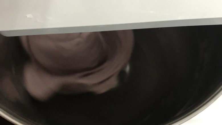 紫薯紫米核桃软欧,把所有食材放入厨师机桶里,二档揉成面团后转五档。