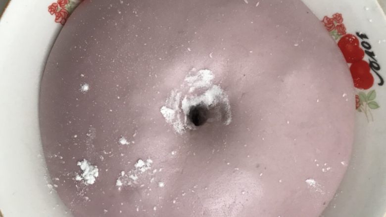 紫薯紫米核桃软欧,发酵二倍大用手指沾面粉戳洞,洞口不回缩不塌陷为一发好。
