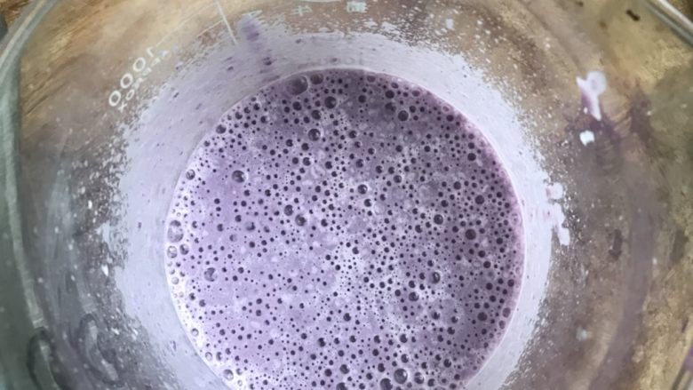 紫薯紫米核桃软欧,把牛奶和蒸熟紫薯放在容器里,用食品料理机打成糊加热至38度备用
