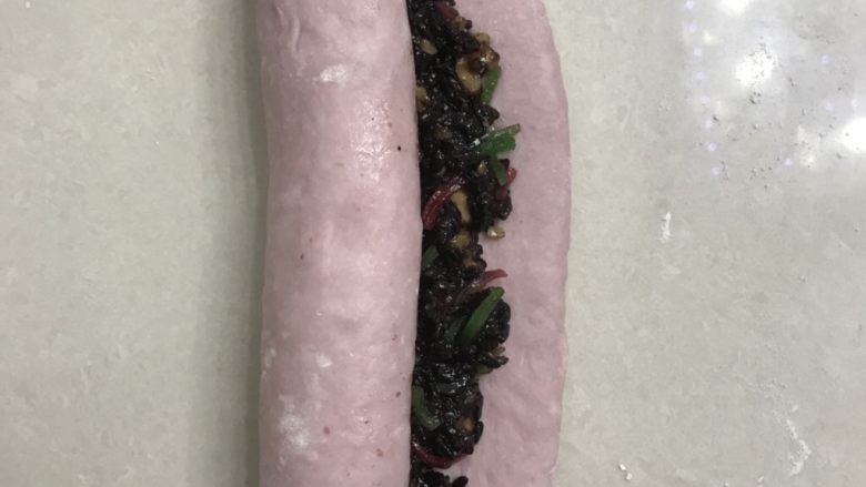紫薯紫米核桃软欧,从上向下卷起,尽量卷紧一些
