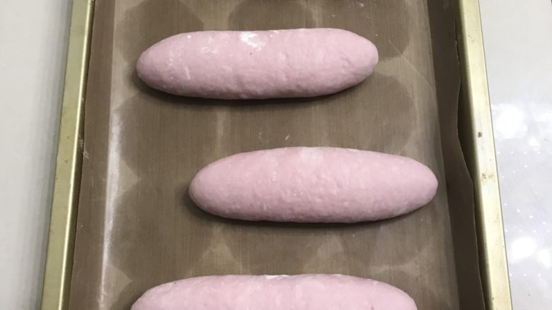 紫薯紫米核桃软欧,收口朝下整理好形状,摆放在烤盘里,全部做完。